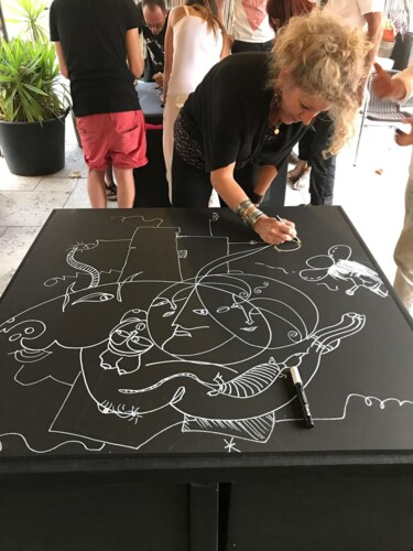 Peinture et dessin collectif sur table